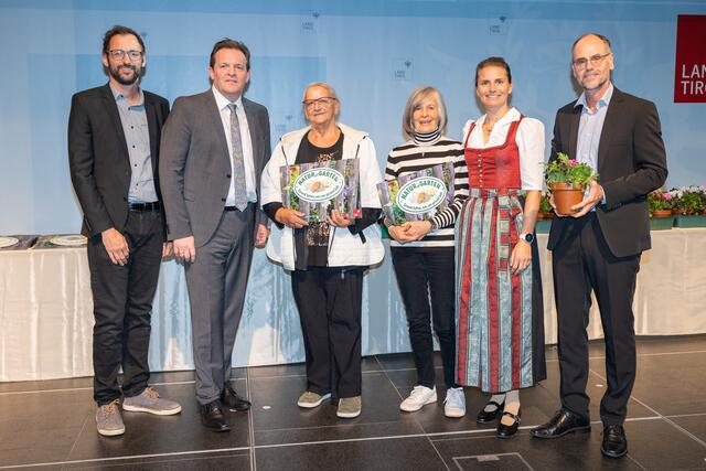 LR René Zumtobel (2.v.li.), Obfrau des Tiroler Bildungsforum Bettina Ellinger (2.v.re.) und Matthias Karader, Projektkoordinator Natur im Garten (1.v.li.), GemeindevertreterInnen und Natur im Garten BeraterInnen des Tiroler Bildungsforum mit Geehrten aus dem Bezirk Lienz | Foto: Victoria Hörtnagl