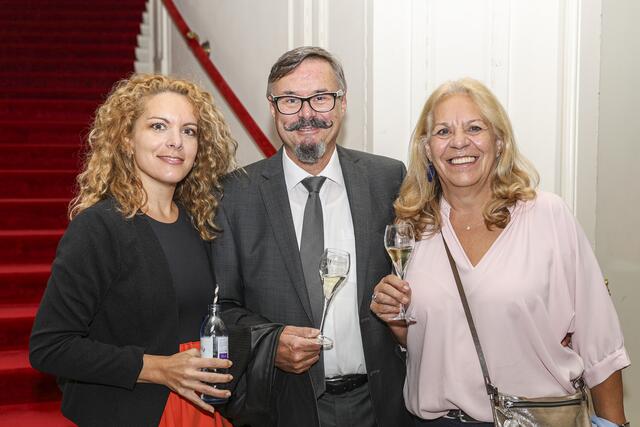 Gabriele Mattehs, Schauspielerin der Kulturszene Kottingbrunn (r.) mit ihrem Lebensgefährten Gerhard Hrubes und ihrer Tochter Catharina Matejka. | Foto: Eipeldauer