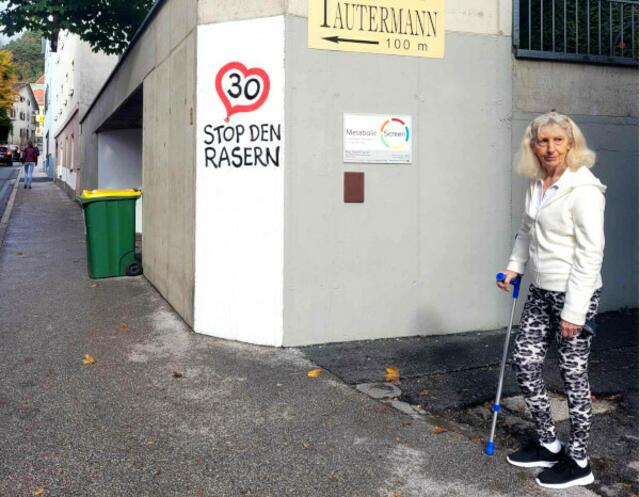 Beherzt griffen die Aktivistinnen zu Leiter, Farben, Stiften und Pinseln und malten ihre Botschaft auf die Garagenmauer.