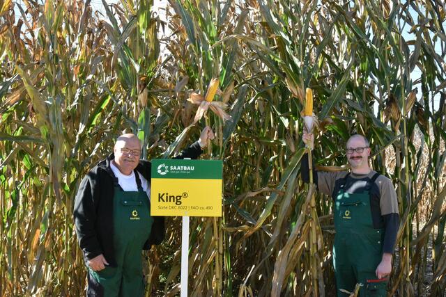 Landwirt Karl Pfeifer und Philipp Sommer vor einer Versuchsorte.