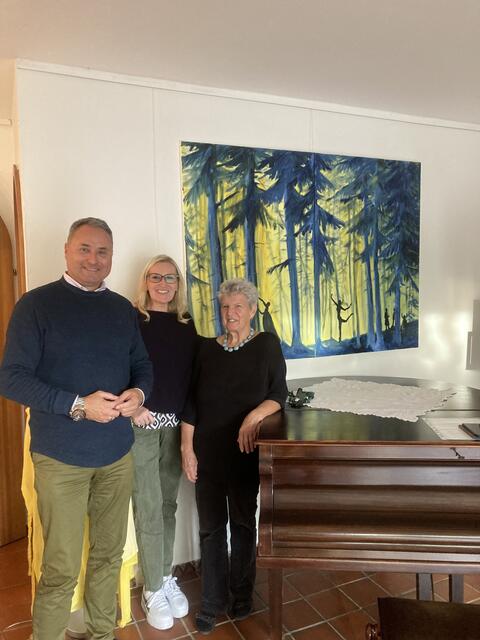 Dr. Margit Bernhard begeistert durch ausdrucksstarke Gemälde mit Fokus auf Berge und Wald | Foto: Marktgemeinde Gablitz