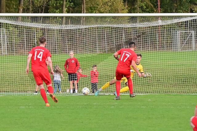 In letzter Sekunde: David Tokic trifft per Elfer zum 1:0 für die Gäste. | Foto: Wolfgang Spitzbart