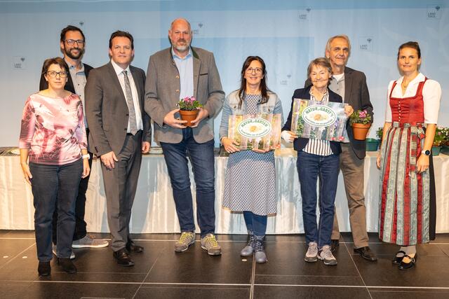 LR René Zumtobel (3.v.li.), Obfrau des Tiroler Bildungsforum Bettina Ellinger (1.v.re.) und Matthias Karader, Projektkoordinator Natur im Garten (1.v.li.), GemeindevertreterInnen und Natur im Garten BeraterInnen des Tiroler Bildungsforum mit Geehrten aus dem Bezirk Schwaz. | Foto: Victoria Hörtnagl