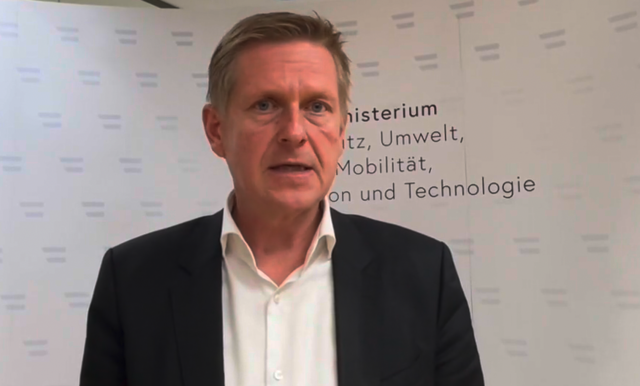"Die Ausfahrts- und Durchfahrtssprechen, die ab November in Kraft treten, genauso wie das erweiterte LKW-Fahrverbot, seien Maßnahmen, sind zumindest ein erster Schritt, wo wir uns einig sind", fasst Kuchls Bürgermeister Thomas Freylinger (ÖVP) das Ergebnis zusammen. | Foto: RegionalMedien Austria
