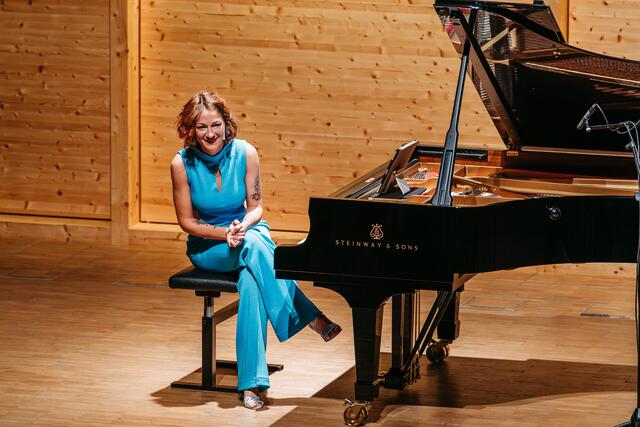 Die Pianistin moderierte ihr Programm. | Foto: Laura Jagoschütz