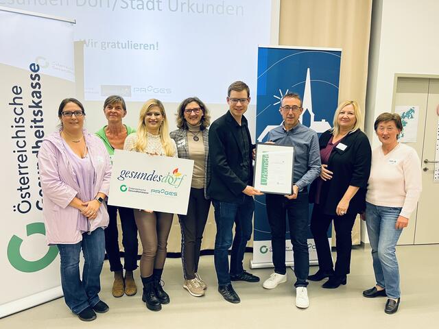 Verleihung der Urkunde an die Marktgemeinde Jois mit Bürgermeister Hannes Steurer sowie dem Joiser „Gesundes Dorf“-Arbeitskreis mit Leiter Sascha Krikler | Foto: Jois Info