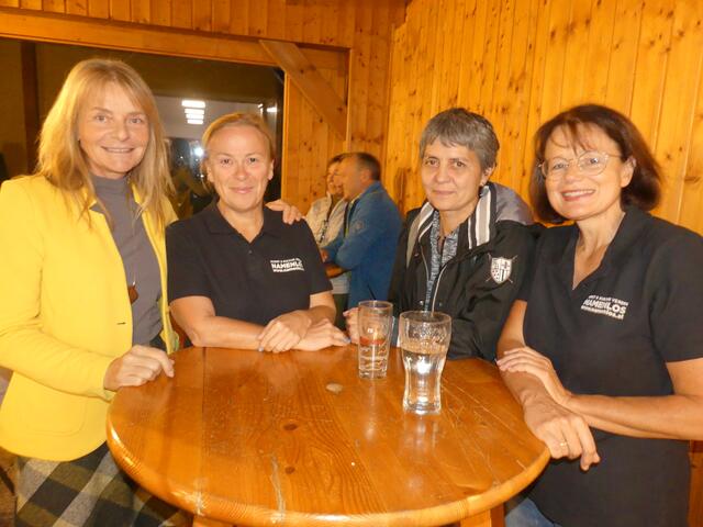 Heidi 2.0 lädt Zuschauerinnen und Zuschauer zum Lachen ein
Monika Pfeffer, Petra Daxböck, Barbara Blaschek und Andrea Zippenfenig bereiten sich auf die Show vor! | Foto: Nina Taurok