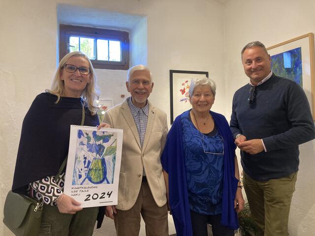 Ilse Pauls stellt ihren neuesten Gablitzer Kunstkalender vor | Foto: Marktgemeinde Gablitz