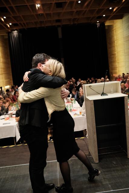 Benjamin Plach und Elisabeth Mayr beim SPÖ Parteitag in Innsbruck. | Foto: Halbwirth