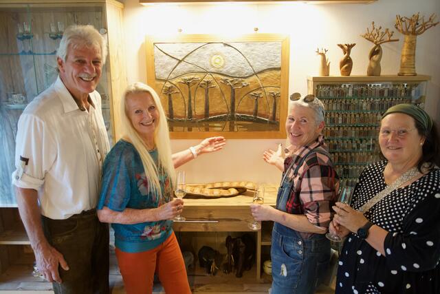 Walter- und Monika Holzbauer mit Brigitte Mad und Margit Reisner vor der Baobaballee.