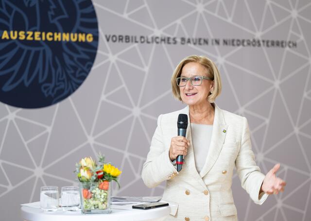 „Unser gemeinsames Anliegen ist ökologisches, energieeffizientes, nachhaltiges Bauen“, sagte Landeshauptfrau Johanna Mikl-Leitner bei der 58. Auszeichnungsfeier für „Vorbildliche Bauten in Niederösterreich“. | Foto: NLK Pfeffer