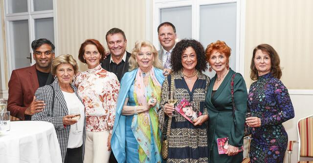 Schillernde Premierengäste um Birgit Sarata (vorne Mitte), Hausherr Michael Lakner (4.v.l.) und Geschäftsführerin Martina Malzer (r.) | Foto: Eipeldauer