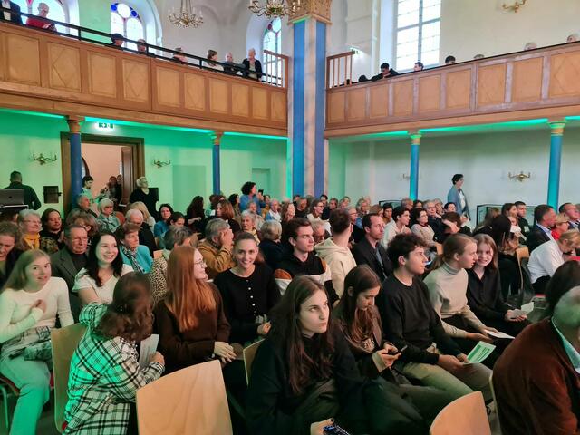 Rege Anteilnahme in der ausgebuchten Synagoge... | Foto: Otto Krcal