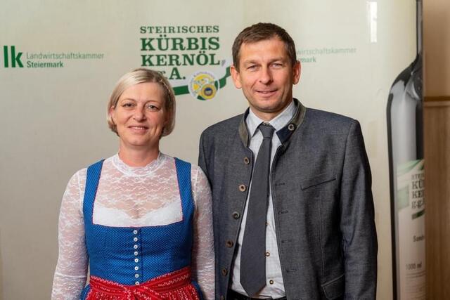 Die Kernöl-Produzenten Angelika und Martin Spirk schafften es ins steirische Landesfinale. | Foto: Landwirtschaftskammer