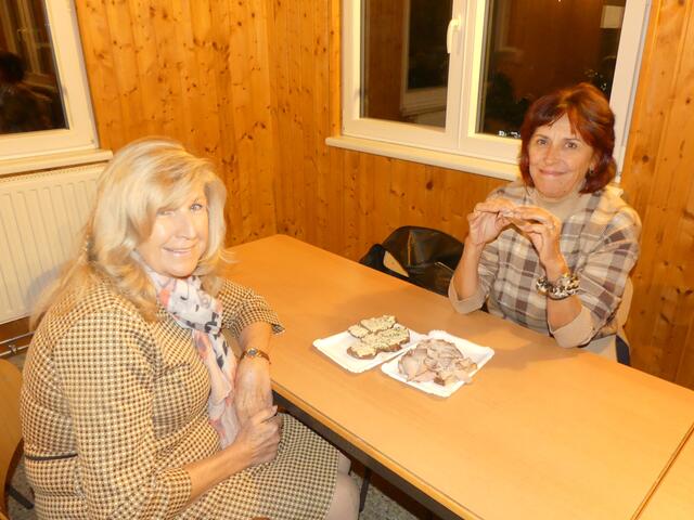 Heidi 2.0 lädt Zuschauerinnen und Zuschauer zum Lachen ein
Ilse Sauter und Eva Neubauer lassen es sich schmecken! | Foto: Nina Taurok