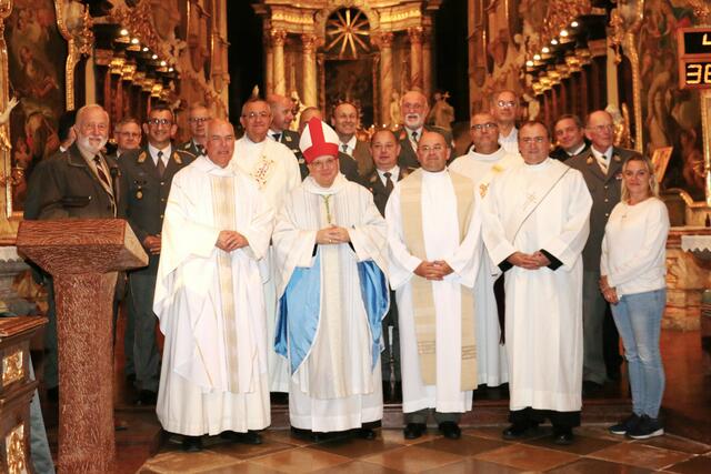 Abschlussfoto nach dem Pontifikalamt zu Ehren von Jakob KERN, mit dem Militärbischof für Österreich dem Prälat des Stiftes in GERAS, den beiden Diakonen und den Teilnehmern der AKS-Herbstbesprechung.