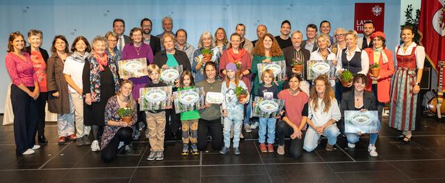 LR René Zumtobel (dritte Reihe, 1.v.li.), Obfrau des Tiroler Bildungsforum Bettina Ellinger (1.v.re.) und Matthias Karader, Projektkoordinator Natur im Garten (dritte Reihe, 2.v.li.), GemeindevertreterInnen und Natur im Garten BeraterInnen des Tiroler Bildungsforum mit Geehrten aus dem Bezirk Innsbruck-Land, Region West. | Foto: Victoria Hörtnagl