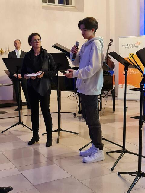 Ein Schüler erklärt die Webseite... | Foto: Otto Krcal