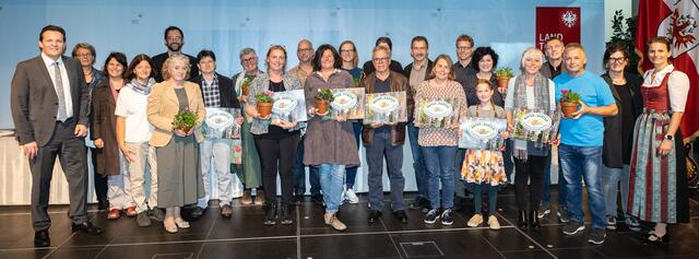 LR René Zumtobel (1.v.li.), Obfrau des Tiroler Bildungsforum Bettina Ellinger (1.v.re.) und Matthias Karader, Projektkoordinator Natur im Garten (5.v.li.), GemeindevertreterInnen und Natur im Garten BeraterInnen des Tiroler Bildungsforum mit Geehrten aus dem Bezirk Innsbruck-Land, Region Ost. | Foto: Victoria Hörtnagl