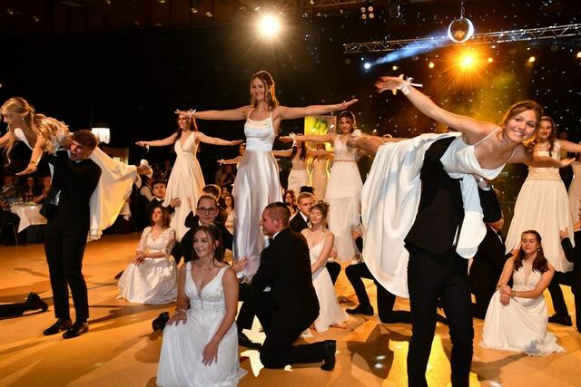 „Mamma Mia“ sorgte für bezaubernde Polonaise zum Auftakt des BORG-Maturaballes in der WM Halle Murau.  | Foto: Anita Galler