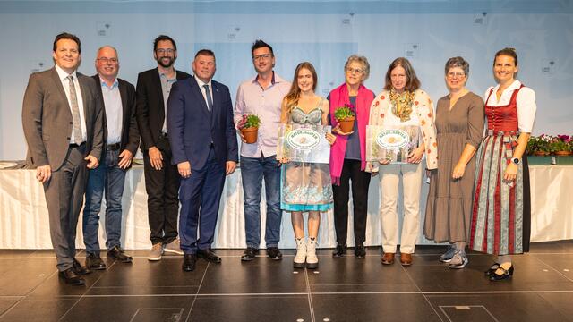 LR René Zumtobel (1.v.li.), Obfrau des Tiroler Bildungsforum Bettina Ellinger (1.v.re.) und Matthias Karader, Projektkoordinator Natur im Garten (3.v.li.), GemeindevertreterInnen und Natur im Garten BeraterInnen des Tiroler Bildungsforum mit Geehrten aus dem Bezirk Imst. | Foto: Victoria Hörtnagl