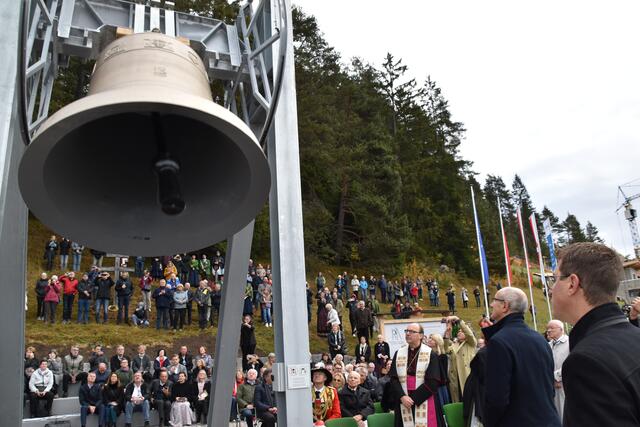 Die Friedenglocke des Alpenraums erklang am Sonntag, 22. Oktober 2023, zum ersten Mal am neuen Standort. LH Anton Mattle, Bischof Hermann Glettler, Bgm. Christian Härting und viele Gäste hörten und sahen den ersten Glockenschlag der neugegossenen und am neuen Standort befindlichen Friedensglocke. | Foto: Georg Larcher