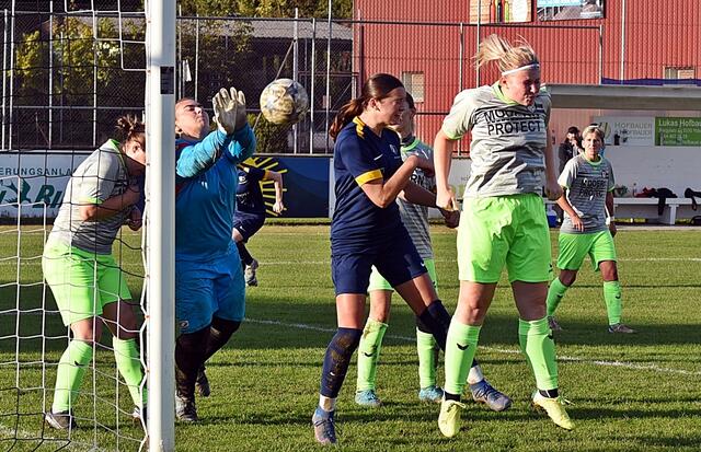 Sarah Navratil und Co. Bei einer Eckball Klärung | Foto: Thomas Navratil
