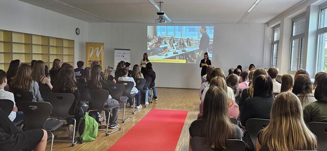 Im Zuge einer Präsentation wurde die Akademie der Wirtschaft vorgestellt. | Foto: HAK/HAS Neusiedl am See