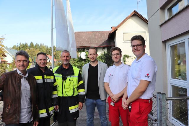 MS-Dir. Bernhard Christian (li) dankt Josef Mautner, Alois Reicht, Gernot Pleyer sowie Paul Resch und Elias Kolb für die Abwicklung der Brandschutzübung. | Foto: Edith Ertl