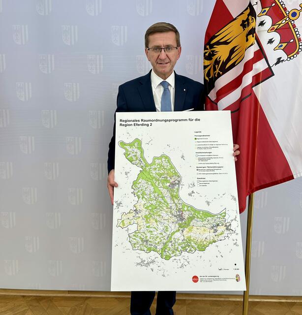 Wirtschafts- und Raumordnungs-Landesrat Markus Achleitner mit einem Überblick über die Planungsregion Eferding, in der von 26.000 Hektar Gesamtfläche durch ein regionales Grünzonenprogramm 10.000 Hektar Grünflächen vor einer Umwidmung in Bauland geschützt werden. | Foto: Land OÖ
