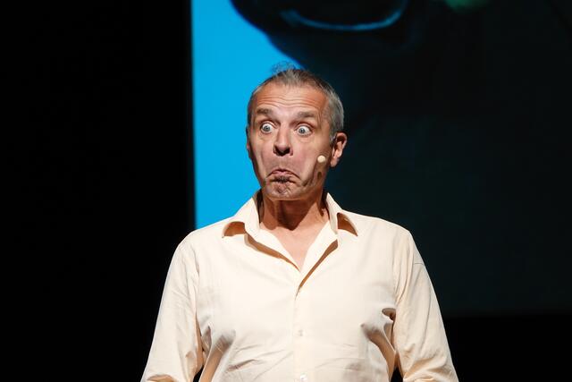 Auch die Mimik und Gestik passte perfekt in den Abend wie hier Thomas Maurer bestens unter Beweis stellte. | Foto: Michael Blinzer