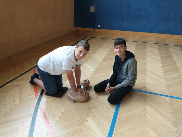 Alexander Leitner und Simon Hlavaty zeigen es vor: Herzdruckmassage rettet Leben.  | Foto: PTS Perg