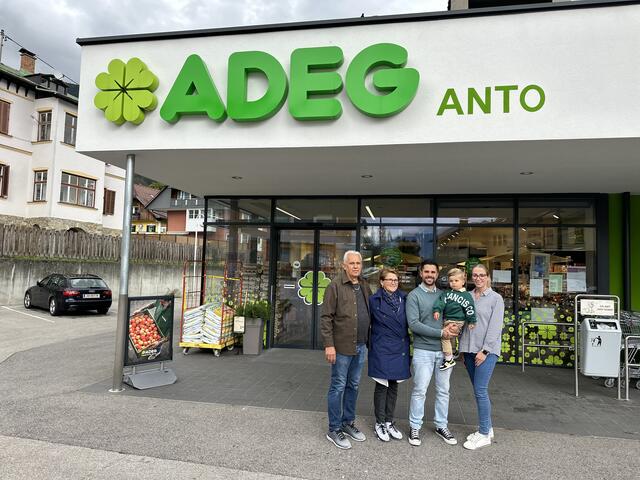 Anto Balukcic (3.v.l) mit Familie vor seinem ADEG-Geschäft in Greifenburg.  | Foto: Privat