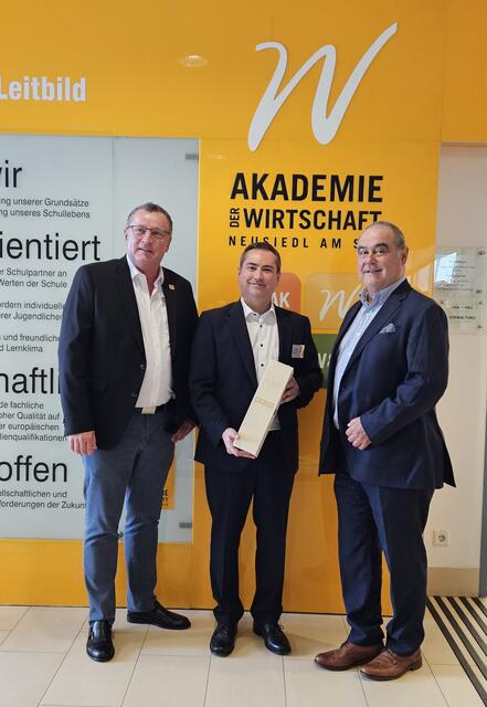 WK-Regionalstellenobmann Robert Frank und -Regionalstellenleiter Harald Pokorny mit Direktor der Akademie der Wirtschaft Hannes Nitschinger (m.) | Foto: HAK/HAS Neusiedl am See