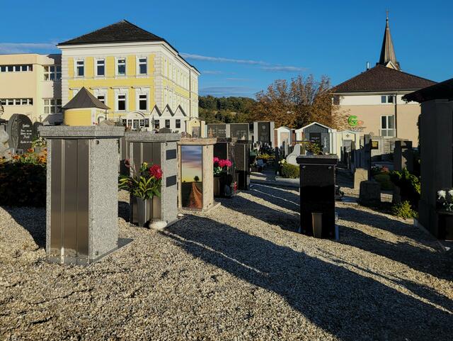Platzsparend mit individuellem Statement: Breite Stelen mit solarhinterleuchtete Verglasung, mit ästhetischen persönlichen Bildmotiven gestaltbar, sind der neue Grabtrend. | Foto: Eckhart Herbe