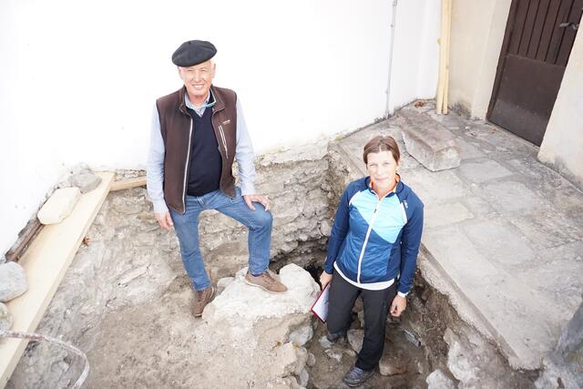 Joe Bertsch und Archäologin Tamara Senfter (Talpa GnbR) inmitten ihres aktuellen Projektes. | Foto: BezirksBlätter