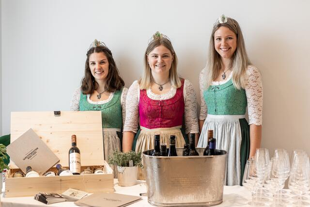 Die steirischen Weinhoheiten mit dem Weltmeister-Wein | Foto: Wasserverband