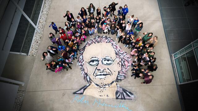 Die Schulgemeinschaft der Europaschule mit dem Handke-Portrait. Mit dem Projekt wurden Kunst und Kreativität, mit Lernen und Begeisterung fürs Lesen kombiniert. | Foto: Europaschule St. Michael ob Bleiburg