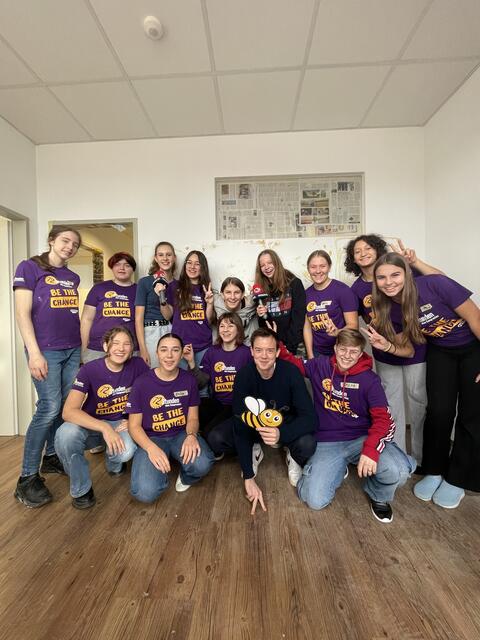 Die Schüler der Fachschule Mauerkirchen zusammen mit Ö3-Moderator Philipp Hansa beim Renovieren der Notschlafstelle. | Foto: Hitradio Ö3