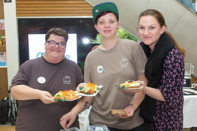 Die Caritas startete die Aktion "Wir kochen!", bei der Menschen mit Behinderung gemeinsam Brote für alle Hungrigen schmierten.  | Foto: Daniel Mikkelsen