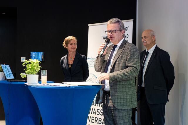 Landeshauptmann Chistopher Drexler war zu Gast und überreichte das steirische Landeswappen. | Foto: Wasserverband