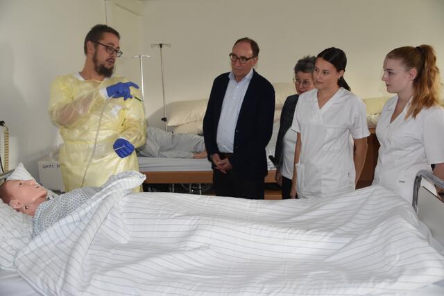 Bundesminister Rauch und Regina Petrik verschafften sich in der Pflegeschule Eisenstadt einen Überblick über die Ausbildung.  | Foto: Stefan Schneider