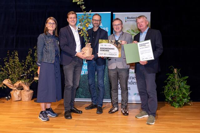 V. l.: Gerlinde Larndorfer, Bodenbündnis OÖ; Landesrat Stefan Kaineder; Norbert Rainer, Klimabündnis OÖ; Vizebürgermeister der Gemeinde Edt bei Lambach und Umweltausschuss-Obmann Max Tiefenthaler gemeinsam mit Umweltausschuss-Stellvertreter Helmut Wolfsgruber. | Foto: Land OÖ/Margot Haag