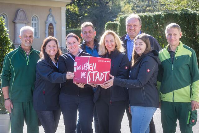 Das Team der städtischen Friedhofsverwaltung rund um die Leiterin der städtischen Friedhöfe, Natascha Herbst, lud zum Tag der offenen Türe am Kommunalfriedhof | Foto: Stadt Salzburg/Doris Wild/Wildbild