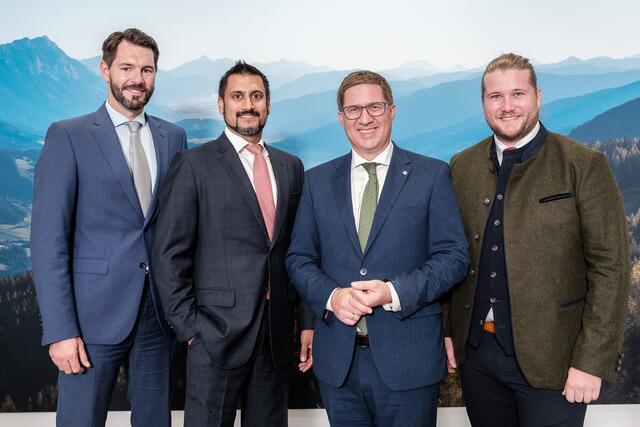 Horst Maier (Regionaldirektor Bawag), Sat Shah (Vorstand Bawag Group), Andreas Rabl (Bürgermeister der Stadt Wels), Gregor Hofstadler (Filialleiter der Filiale Wels Bawag)
 | Foto: BAWAG/APA/Krügl