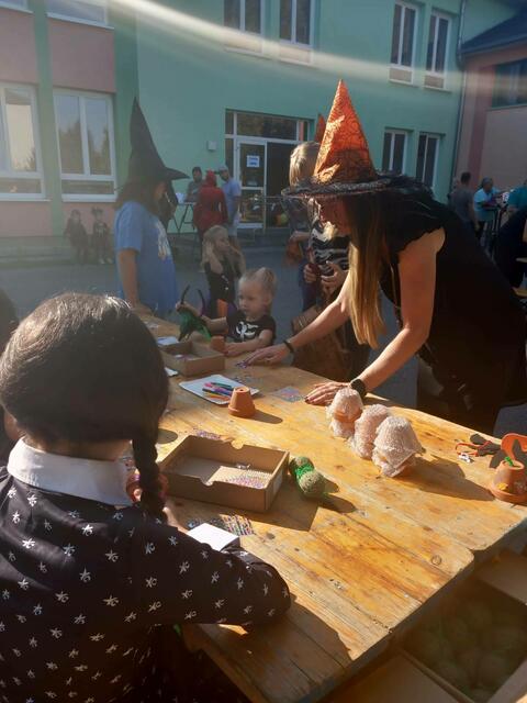 An den Basteltischen gab es am Nachmittag viel Action. | Foto: SozKom