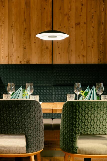 Edle Hängeleuchten sorgen für ein dezentes Beleuchtungssystem. | Foto: Hotel Prägant