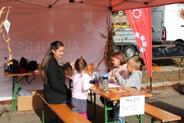Bei der MeinBezirk.at Mal- und Bastelstation  wurden passend zum Herbst kleine Papierdrachen gebasteln und schöne Herbstmotive ausgemalen. | Foto: RegionalMedien Steiermark