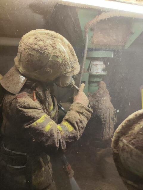 In dem Silo in Obertrum entstand, laut der Freiwilligen Feuerwehr Obertrum durch die Überhitzung der Förderschnecke ein Glimmbrand. | Foto: Freiwillige Feuerwehr Obertrum am See