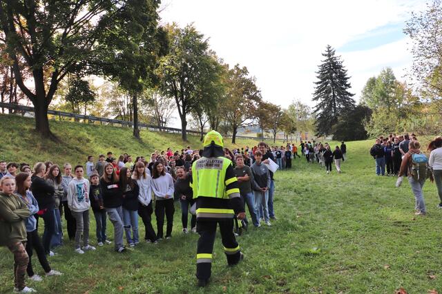 Am Sammelplatz wurde klassenweise durchgezählt und Meldung an den Einsatzleiter und den Brandschutzbeauftragten der Schule gemacht. | Foto: Edith Ertl